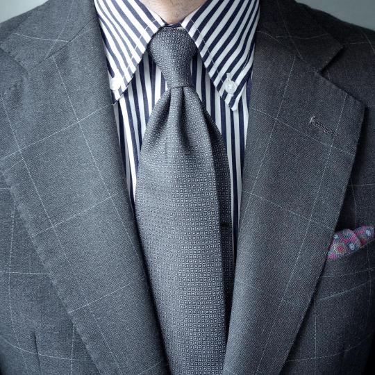 Pilkas kostiumas, pilki dryžuoti marškiniai, pilkas kaklaraištis