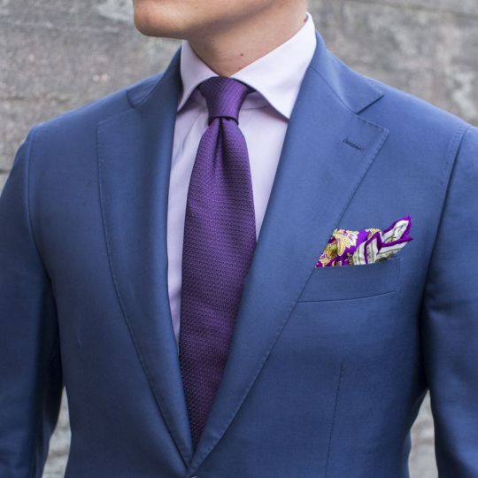 Mėlynas kostiumas, violetinis kaklaraištis