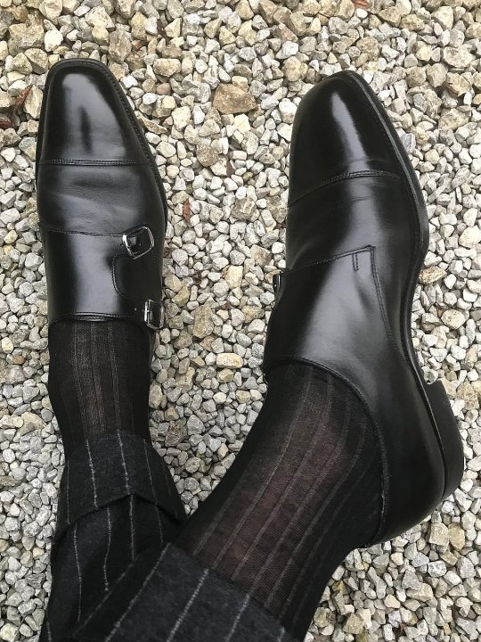 Juodos kojinės, kelnės ir batai