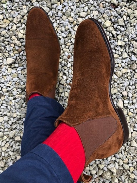 Mėlynos kelnės, raudonos kojinės, rudi batai