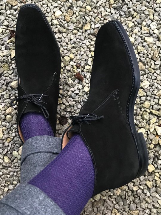 Pilkos kelnės, violetinės kojinės, rudi batai