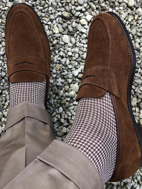 Šviesiai rudos kelnės, šviesiai rudos raštuotos kojinės, rudi batai