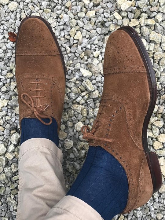 Šviesios kelnės, mėlynos kojinės, rudi batai