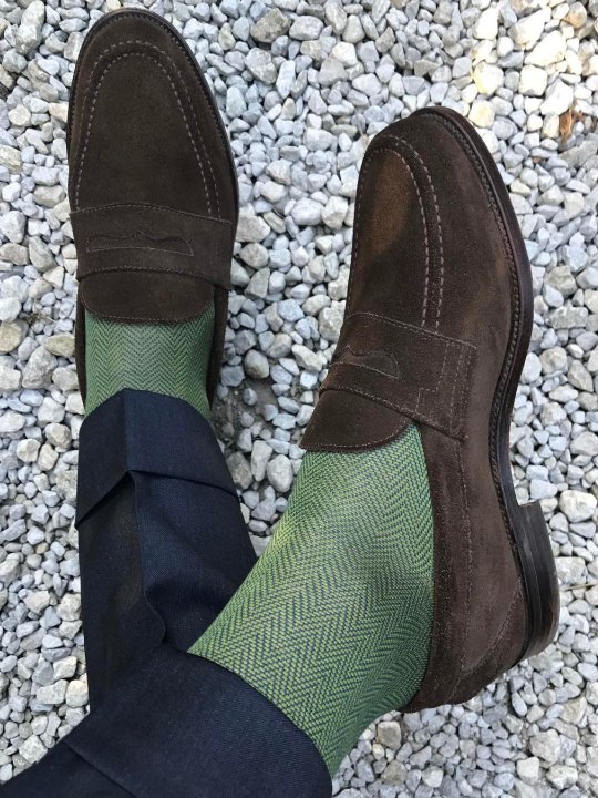 Tamsiai pilkos kelnės, žalios kojinės, rudi batai
