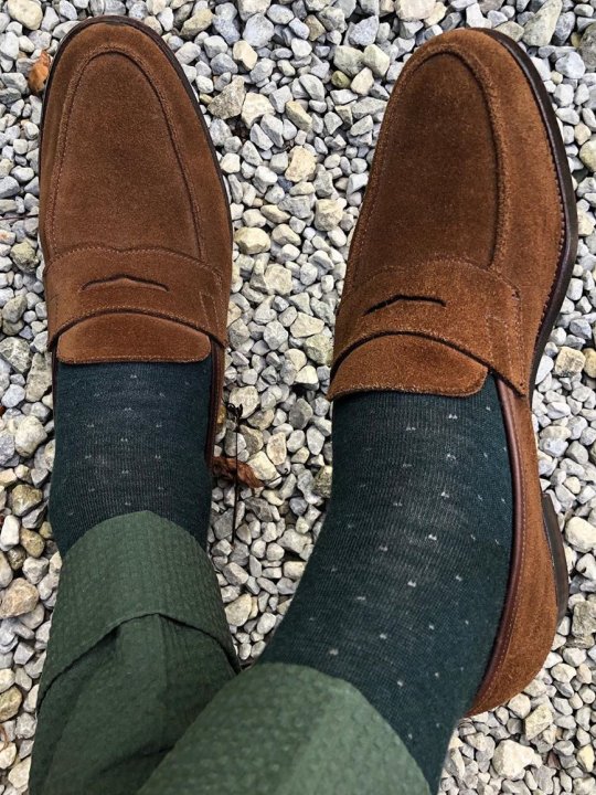 Žalios kelnės, tamsiai žalios kojinės, rudi batai
