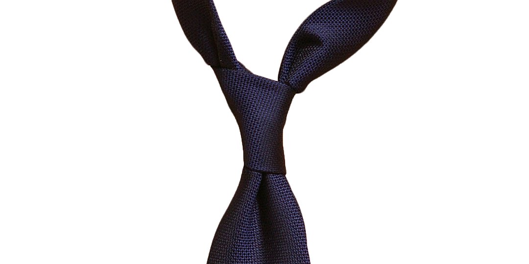 Keturi Rankoje kaklaraiščio mazgas